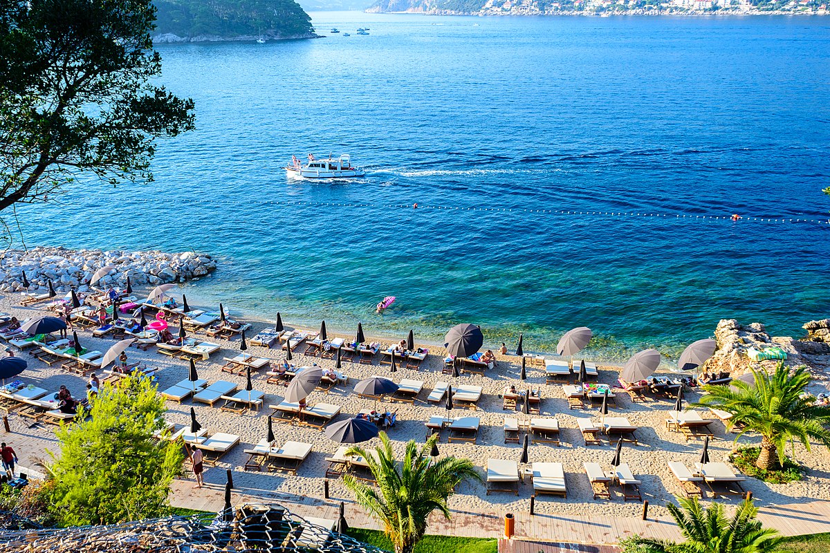Copacabana Beach: Dubrovnik’in Canlı Plajı


