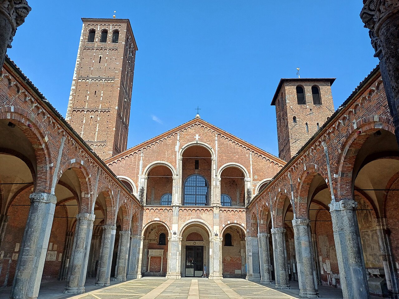 Sant’Ambrogio: Milano’nun Sessiz Muhafızı
