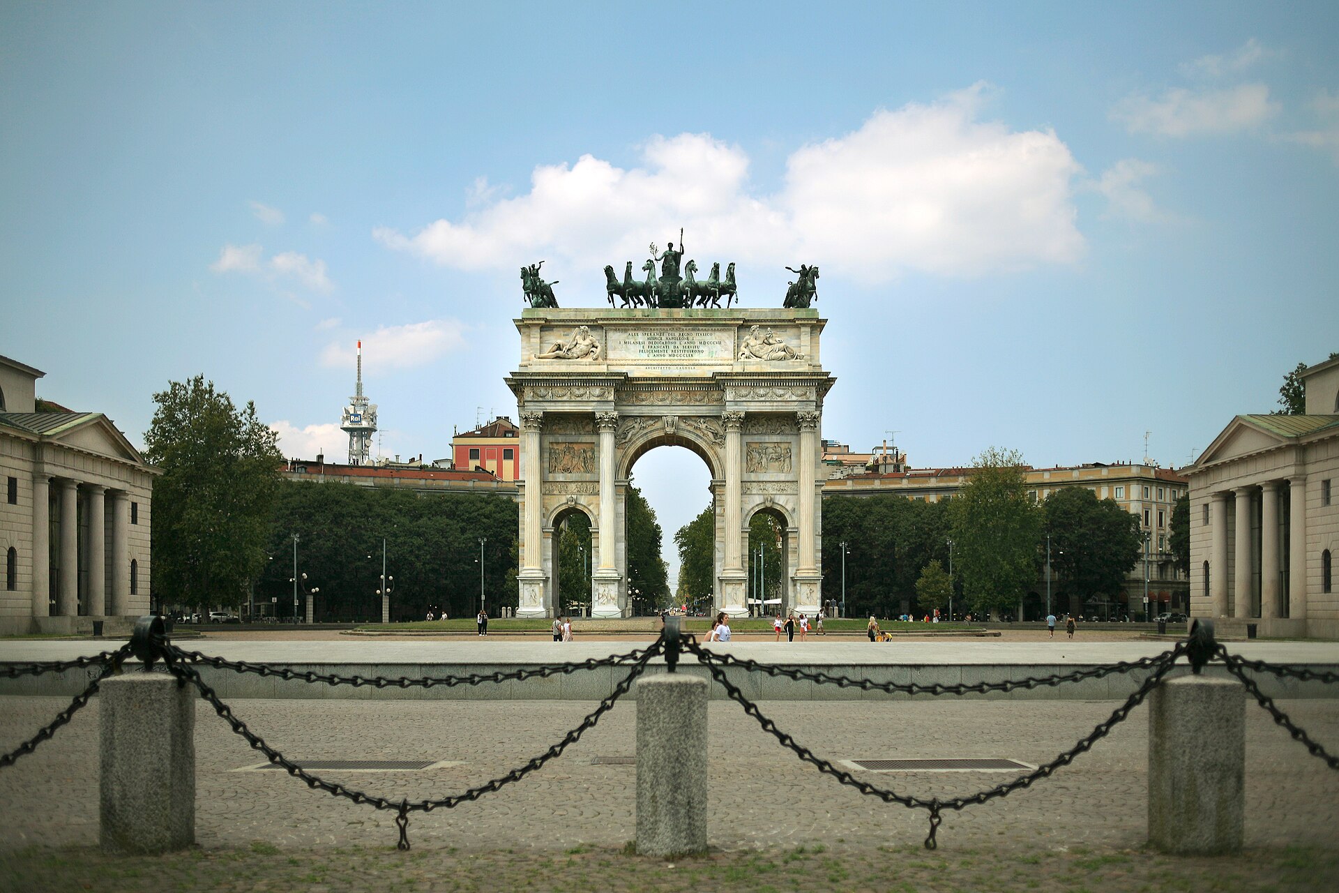 Arco della Pace: Zamanın İçinden Geçen Bir Zafer Fısıltısı

